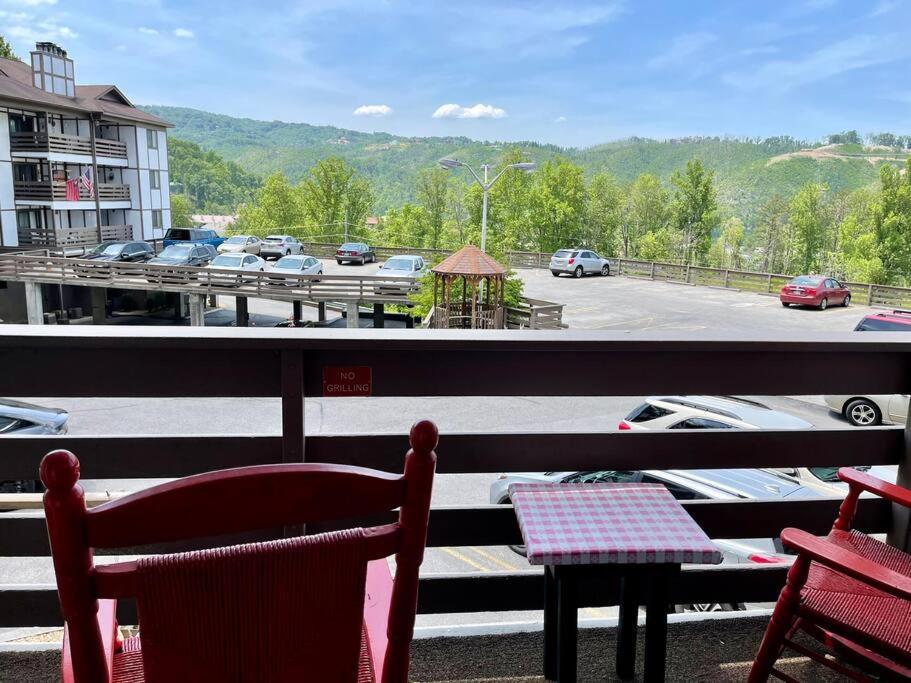 Relaxing Mountain Condo In Gatlinburg With City View ! Εξωτερικό φωτογραφία